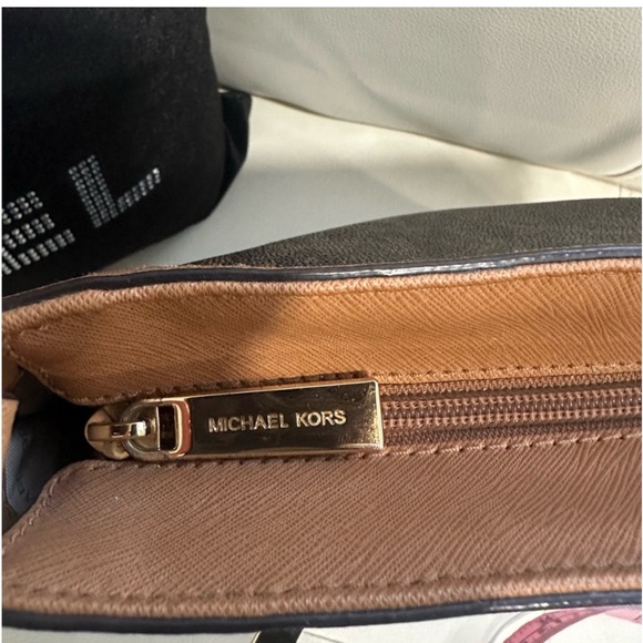 Michael Michael Kors
MORGAN MESSENGER IN SIGNATURE PRINT - Picture 7 of 13
